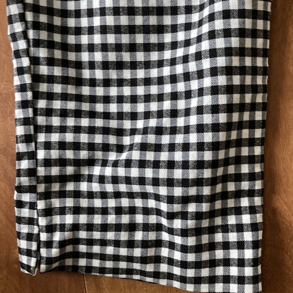 S.C & CO.💫 Women’s Black/White Checkered Lightweight Capri Pants - Picture 3 of 10